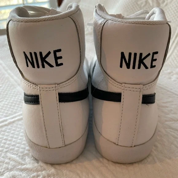 Nike Blazer Mid '77 High Top Sneakers Black/White 4.5Y/6W
Basketball Vintage - Picture 5 of 9